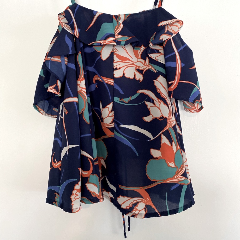 Cute shirt, cut out shoulders, size S
